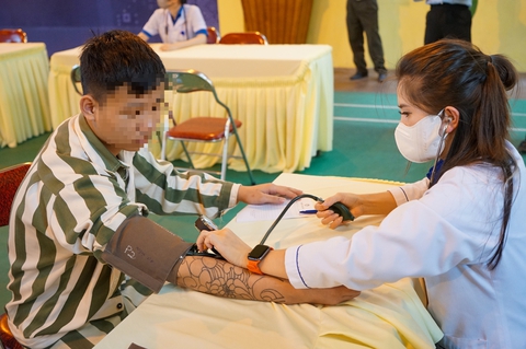 Cha mẹ ngóng con gọi điện thoại từ trại giam, con rơi nước mắt nhìn gia đình qua video - Ảnh 4.