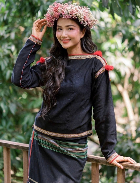 H'Hen Niê bỏ danh hiệu Miss Universe; - Ảnh 2. H'Hen Niê bỏ danh hiệu Miss Universe; Hoàng Thùy Linh nói gì khi bị chê? - Ảnh 2.