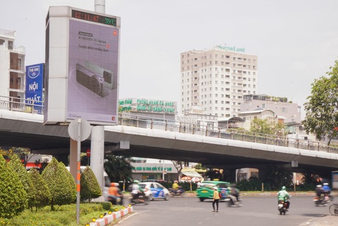TP.HCM nắng nóng ‘đổ lửa’, người dân tìm đến tán cây, tài xế công nghệ dùng thuốc chống say nắng - Ảnh 7. TP.HCM nắng nóng ‘đổ lửa’, người dân tìm đến tán cây, tài xế công nghệ dùng thuốc chống say nắng - Ảnh 3.