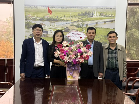 Vụ 'đến chúc mừng 8-3 chỉ gặp 1 nhân viên': Đề xuất thay thế giám đốc trung tâm - Ảnh 1.