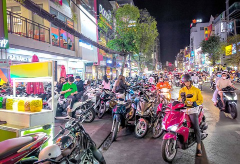 Phạt nguội lấn chiếm vỉa hè, khó nhưng vẫn phải làm cho bằng được - Ảnh 1.