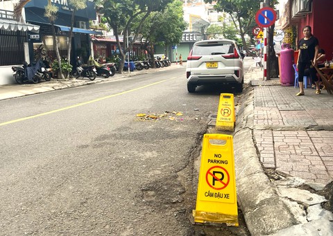 Nha Trang tăng cường kiểm tra tình trạng 'xí phần' lòng đường trước hàng quán - Ảnh 1. Nha Trang tăng cường kiểm tra tình trạng 'xí phần' lòng đường trước hàng quán - Ảnh 1.