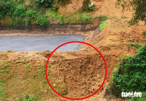 Cá chết, nước suối đen và hôi thối nghi do nước thải từ trại heo - Ảnh 5.