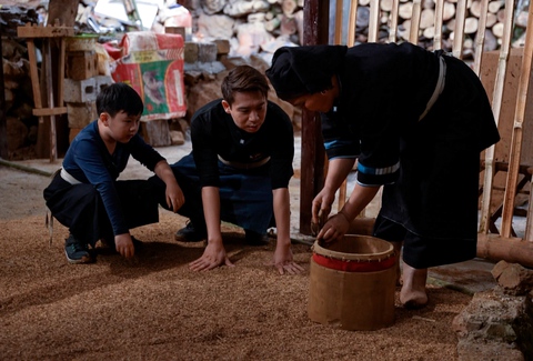 Cùng cha con nam ca sĩ Hoàng Hiệp khám phá Cao Bằng - Ảnh 3. Cùng cha con nam ca sĩ Hoàng Hiệp khám phá Cao Bằng - Ảnh 3.