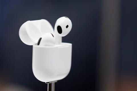 AirPods sẽ dịch trực tiếp các cuộc trò chuyện - Ảnh 1. AirPods sẽ phiên dịch trực tiếp các cuộc hội thoại - Ảnh 2.