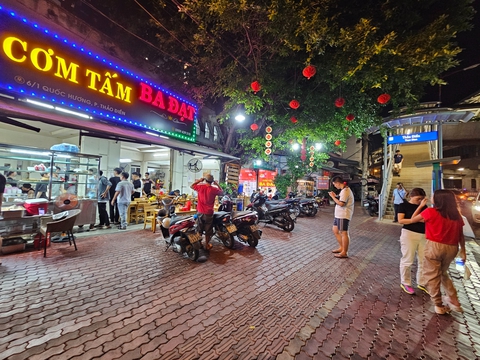 Hàng quán ở TP.HCM ăn nên làm ra nhờ metro - Ảnh 2.