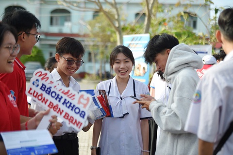 Sáng nay tư vấn tuyển sinh tại Cà Mau - Ảnh 2. Sáng nay tư vấn tuyển sinh tại Cà Mau - Ảnh 1.