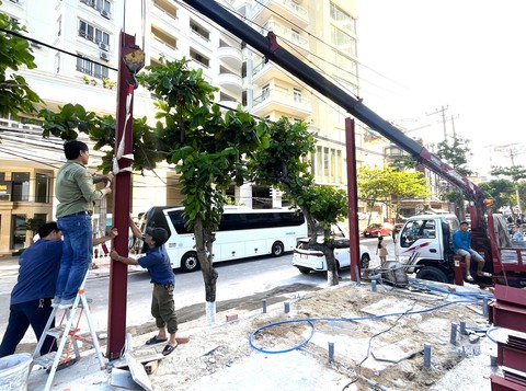 Tháo dỡ công trình không phép ở khu căn hộ cao cấp Mường Thanh Viễn Triều - Ảnh 1. Tháo dỡ công trình không phép ở khu căn hộ cao cấp Mường Thanh Viễn Triều - Ảnh 1.
