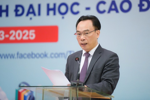Vượt trăm cây số để được nghe tư vấn tuyển sinh, chọn ngành - Ảnh 2. Vượt trăm cây số để được nghe tư vấn tuyển sinh, chọn ngành - Ảnh 2.