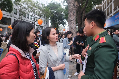 Vượt trăm cây số để được nghe tư vấn tuyển sinh, chọn ngành - Ảnh 5. Vượt trăm cây số để được nghe tư vấn tuyển sinh, chọn ngành - Ảnh 5.