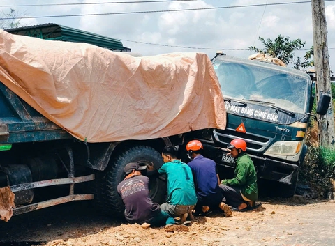 Người dân xúm kéo nạn nhân mắc kẹt trong vụ tai nạn liên hoàn giữa 4 ô tô - Ảnh 3.