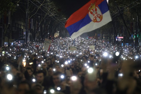 Biểu tình phản đối tham nhũng, biển người kéo vào thủ đô Serbia - Ảnh 2.