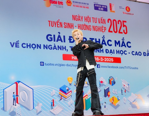 Vượt trăm cây số để được nghe tư vấn tuyển sinh, chọn ngành - Ảnh 6. Vượt trăm cây số để được nghe tư vấn tuyển sinh, chọn ngành - Ảnh 9.