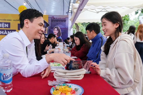 Vượt trăm cây số để được nghe tư vấn tuyển sinh, chọn ngành - Ảnh 5. Vượt trăm cây số để được nghe tư vấn tuyển sinh, chọn ngành - Ảnh 8.