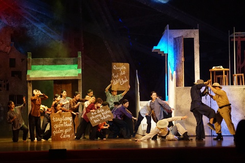 'Lửa từ đất', vở nhạc kịch xúc động về cuộc đời người anh hùng Nguyễn Ngọc Vũ - Ảnh 2. 'Lửa từ đất', vở nhạc kịch xúc động về cuộc đời người anh hùng Nguyễn Ngọc Vũ - Ảnh 2.