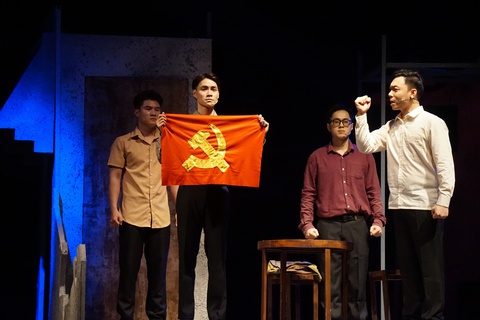 'Lửa từ đất', vở nhạc kịch xúc động về cuộc đời người anh hùng Nguyễn Ngọc Vũ - Ảnh 1. 'Lửa từ đất' - vở nhạc kịch xúc động về cuộc đời người anh hùng Nguyễn Ngọc Vũ - Ảnh 1.