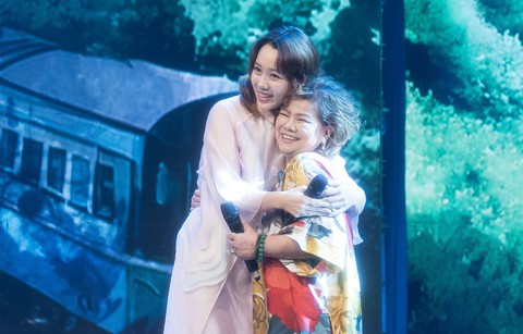 Ca sĩ Hồng Nhung thông báo làm di chúc, Sông dài của Quý Bình hot trở lại - Ảnh 4. Ca sĩ Hồng Nhung làm di chúc, muốn hòa tro cốt vào sông Hồng - Ảnh 4.