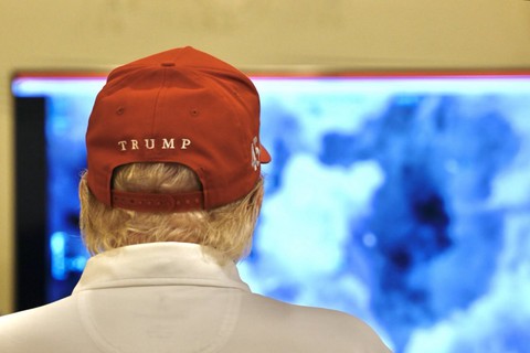 Ông Trump vừa chỉ đạo tấn công Yemen vừa...đánh golf ? - Ảnh 1. Ông Trump vừa đánh golf, vừa chỉ đạo tấn công Houthi ở Yemen? - Ảnh 1.