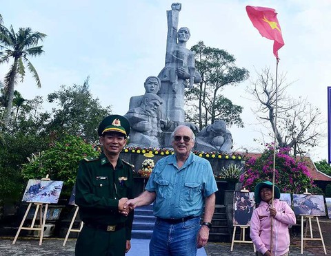 Tiếng vĩ cầm tưởng nhớ 504 thường dân bị thảm sát ở Sơn Mỹ - Ảnh 4.
