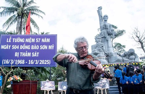 Tiếng vĩ cầm tưởng nhớ 504 thường dân bị thảm sát ở Sơn Mỹ - Ảnh 1.