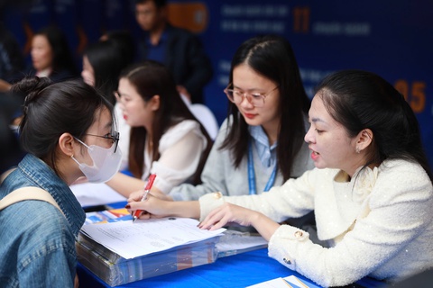 Vượt trăm cây số để được nghe tư vấn tuyển sinh, chọn ngành - Ảnh 3. Vượt trăm cây số để được nghe tư vấn tuyển sinh, chọn ngành - Ảnh 6.