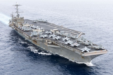 Houthi tấn công tàu sân bay Mỹ - Ảnh 1. Houthi tấn công tàu sân bay Mỹ - Ảnh 1.