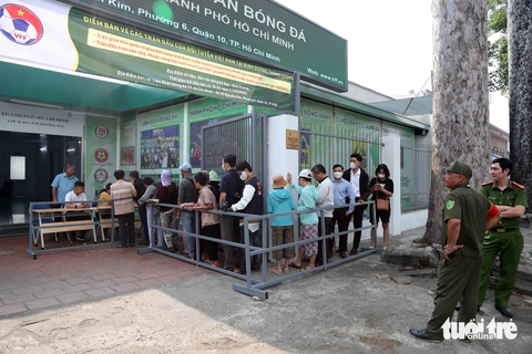 Vé xem tuyển Việt Nam đấu Lào bán sạch tại TP.HCM sau 20 phút - Ảnh 1.
