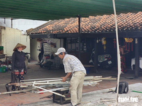 Công trình xây trái phép trong nhà cổ Vương Hồng Sển được phá dỡ - Ảnh 4. Công trình xây trái phép trong nhà cổ Vương Hồng Sển được phá dỡ - Ảnh 3.