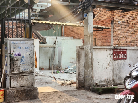 Công trình xây trái phép trong nhà cổ Vương Hồng Sển được phá dỡ - Ảnh 5. Công trình trái phép trong nhà cổ Vương Hồng Sển đang tháo dỡ một phần - Ảnh 5.