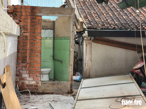 Công trình xây trái phép trong nhà cổ Vương Hồng Sển được phá dỡ - Ảnh 6. Công trình trái phép trong nhà cổ Vương Hồng Sển đang tháo dỡ một phần - Ảnh 6.