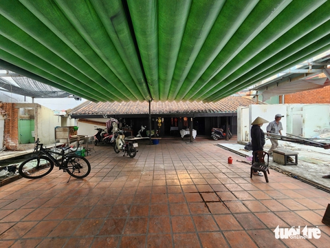 Công trình xây trái phép trong nhà cổ Vương Hồng Sển được phá dỡ - Ảnh 8. Công trình xây trái phép trong nhà cổ Vương Hồng Sển được phá dỡ - Ảnh 7.