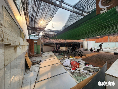 Công trình xây trái phép trong nhà cổ Vương Hồng Sển được phá dỡ - Ảnh 9. Công trình trái phép trong nhà cổ Vương Hồng Sển đang tháo dỡ một phần - Ảnh 9.