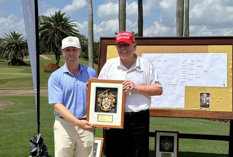 Ông Trump khoe thắng giải golf sau khi mặc đồ golf chỉ đạo quân đội đánh Yemen - Ảnh 1. Ông Trump khoe thắng giải golf sau khi mặc đồ golf chỉ đạo quân đội đánh Yemen - Ảnh 1.