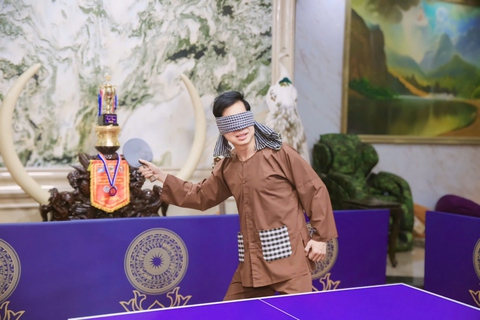 Ngọc Sơn trổ bịt mắt 'quyết đấu' với vua bóng bàn thế giới - Ảnh 2.