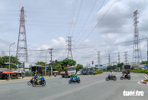 TP.HCM lắp máy bơm ‘khủng’ để giải ngập quốc lộ 1, đoạn gần cầu An Lập - Ảnh 1.