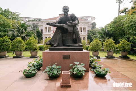 Tượng Bác Hồ với thiếu nhi được đề cử tác phẩm văn học nghệ thuật nổi bật của TP.HCM - Ảnh 1. Tượng Bác Hồ với thiếu nhi được đề cử tác phẩm văn học nghệ thuật nổi bật của TP.HCM - Ảnh 1.
