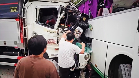 Xe khách đi lùi bị xe tải tông trên đèo Khánh Lê, 7 người bị thương - Ảnh 1. Xe khách đi lùi bị xe tải tông trên đèo Khánh Lê, 7 người bị thương - Ảnh 1.
