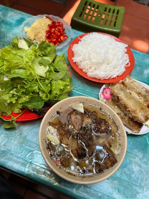 Chi Pu rời công ty quản lý; Máy bay chở nghệ sĩ nổi tiếng lao xuống biển, nhiều người thiệt mạng - Ảnh 3. Hòa Minzy cảnh báo giả mạo; Diễn viên Singapore Tay Ying mê mẩn bún chả Hàng Quạt - Ảnh 2.