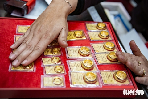 Cụ ông ‘trăm chỉ’ mang vàng đi bán - Ảnh 1. Cụ ông ‘trăm chỉ’ mang vàng đi bán - Ảnh 1.