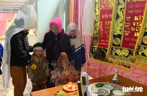 Nỗi đau tột cùng của mẹ già khi xe đưa tang anh trai tụt dốc đè chết em trai - Ảnh 1.