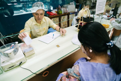 Xếp hàng chờ mua khi giá vàng cán mốc 100 triệu đồng/lượng - Ảnh 4.