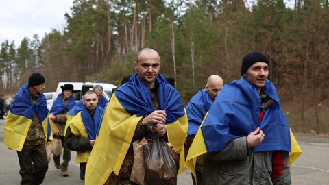 Nga và Ukraine trao đổi tù binh quy mô lớn sau điện đàm Trump - Putin - Ảnh 1. Nga và Ukraine trao đổi tù binh quy mô lớn sau điện đàm Trump - Putin - Ảnh 1.