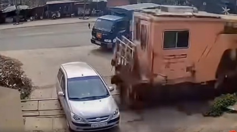 Tài xế may mắn thoát chết khi tàu hỏa chưa đi qua, barie đã mở lên - Ảnh 1. Tài xế may mắn thoát chết khi tàu chưa đi qua, barie đã mở lên - Ảnh 1.