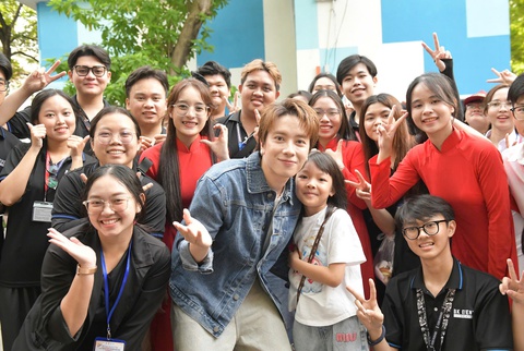 Nicky hát 'Có hẹn với thanh xuân' cùng hàng ngàn khán giả ngày hội tư vấn tuyển sinh hướng nghiệp - Ảnh 4. Nicky hát 'Có hẹn với thanh xuân' cùng hàng ngàn khán giả ngày hội tư vấn tuyển sinh hướng nghiệp - Ảnh 4.