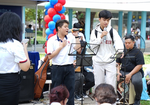 Các bạn học sinh sinh viên đang tham gia giao lưu âm nhạc tại Ngày Hội Sinh Viên do Báo Tuổi Trẻ tổ chức tại trường Đại học Bách Khoa (ảnh do sinh viên đang học tập tại tòa soạn Báo Tuổi Trẻ tác nghiệp) Lê Hoàng Đức - Nhiếp Ảnh 04 - Ảnh 12.