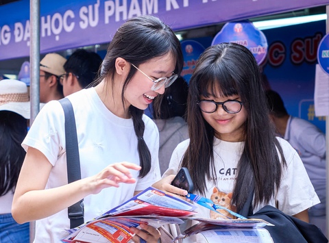 - Ảnh 1. Ngày hội Tư vấn tuyển sinh - hướng nghiệp 2025 qua 'lăng kính' của sinh viên truyền thông - Ảnh 1.