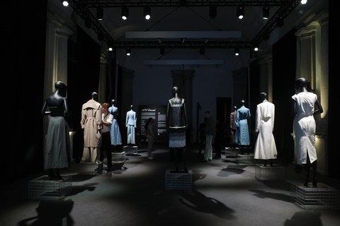 Phan Đăng Hoàng mang giấy dó 500 năm tuổi vào bộ sưu tập đến Milan Fashion Week - Ảnh 4. Phan Đăng Hoàng đưa giấy dó 500 năm tuổi vào bộ sưu tập tại Milan Fashion Week - Ảnh 4.