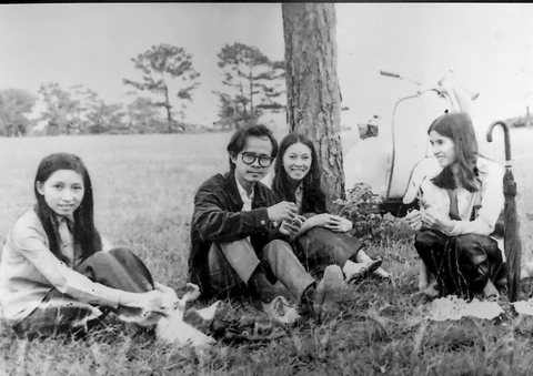Đà Lạt, thành phố trong album tái hiện sống động phong cảnh, con người của xứ sở ngàn hoa - Ảnh 1. Nguyễn Vĩnh Nguyên giới thiệu cuốn sách cuối cùng trong bộ tứ sách khảo cứu về Đà Lạt - Ảnh 1.