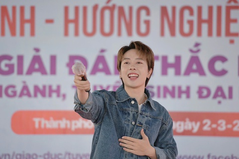 Nicky hát 'Có hẹn với thanh xuân' cùng hàng ngàn khán giả ngày hội tư vấn tuyển sinh hướng nghiệp - Ảnh 3. Nicky hát 'Có hẹn với thanh xuân' cùng hàng ngàn khán giả ngày hội tư vấn tuyển sinh hướng nghiệp - Ảnh 3.
