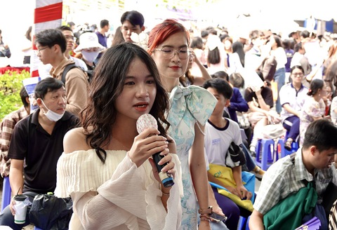 'Rất nhiều thầy cô ở đây, hãy hỏi thật nhiều, tìm hiểu kỹ trước khi chọn trường, chọn ngành' - Ảnh 24. 'Rất nhiều thầy cô ở đây, hãy hỏi thật nhiều, tìm hiểu kỹ trước khi chọn trường, chọn ngành' - Ảnh 24.